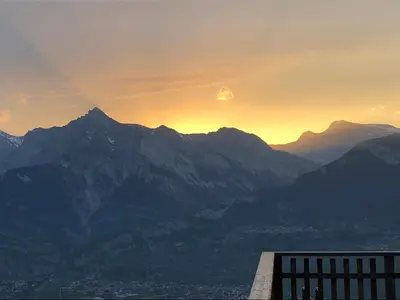 Ein allgemeiner Bergblick oder ein Berglick von der Ferienwohnung aus