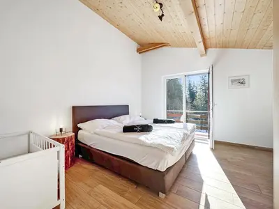 Ein Bett oder Betten in einem Zimmer der Unterkunft Chalet Familial Les Girolles aux portes d'Anzère