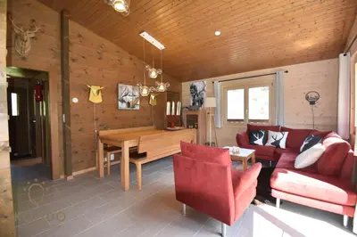 Ein Sitzbereich in der Unterkunft Ferienwohnung Chalet Tamalone, Mörel