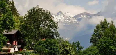 Ein allgemeiner Bergblick oder ein Berglick von des Bed & Breakfasts aus