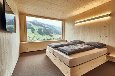 Ein Bett oder Betten in einem Zimmer der Unterkunft Revier Mountain Lodge Adelboden