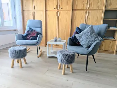 Ein Sitzbereich in der Unterkunft Modernes Wohlfühlstudio im Haus Eldorado mit Traumaussicht