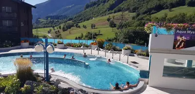 Der Swimmingpool an oder in der Nähe von Modernes Wohlfühlstudio im Haus Eldorado mit Traumaussicht