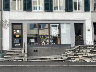 Eine Fassade oder ein Eingang zu Haus der Schwalbe