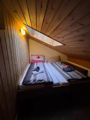 Ein Bett oder Betten in einem Zimmer der Unterkunft FREE Bus Winter Haus Loree