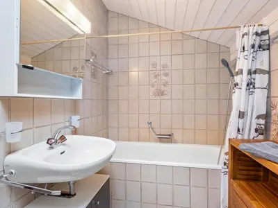 Ein Badezimmer in der Unterkunft Apartment Castello-1 by Interhome