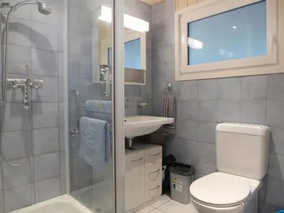 Ein Badezimmer in der Unterkunft Holiday Home Chalet Guldeli by Interhome