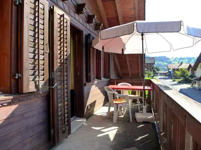 Ein Balkon oder eine Terrasse in der Unterkunft Apartment Chalet Burgfeld by Interhome