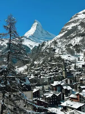Ein allgemeiner Bergblick oder ein Berglick von der Ferienwohnung aus