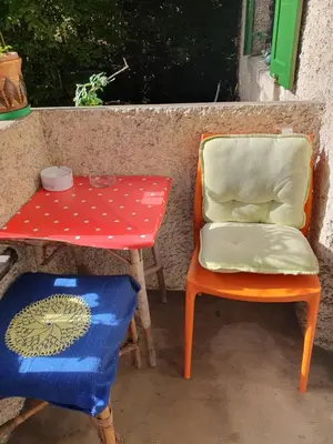 Ein Sitzbereich in der Unterkunft Zentral gelegene Wohnung mit grossem Garten