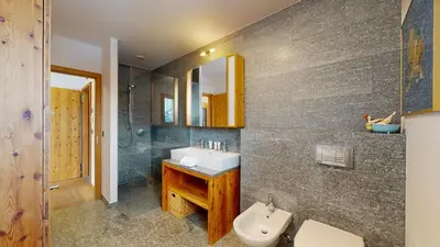 Ein Badezimmer in der Unterkunft Etoiles des Neiges LUXE & JACUZZI chalet 12 pers by Alpvision Résidences