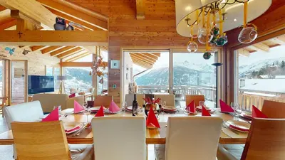Ein allgemeiner Bergblick oder ein Berglick von des Chalets aus