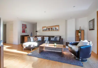 Ein Sitzbereich in der Unterkunft Chalet Waldschluecht