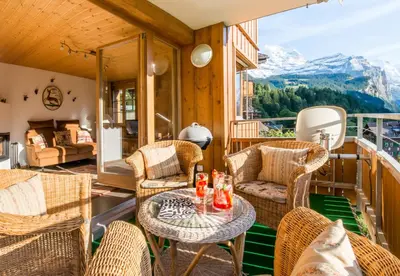 Ein allgemeiner Bergblick oder ein Berglick von der Ferienwohnung aus
