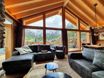 Ein Sitzbereich in der Unterkunft Luxury Chalet Engedi