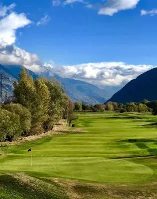 Ein allgemeiner Bergblick oder ein Berglick von des Resorts aus