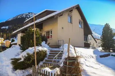 Ein allgemeiner Bergblick oder ein Berglick von des Ferienhauses aus