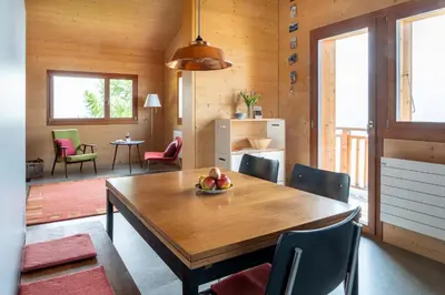 Ein Sitzbereich in der Unterkunft Labbrunnu OG in den Walliser Alpen