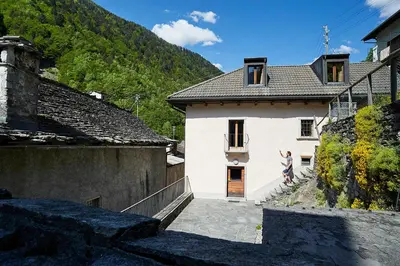 Ein allgemeiner Bergblick oder ein Berglick von des Ferienhauses aus