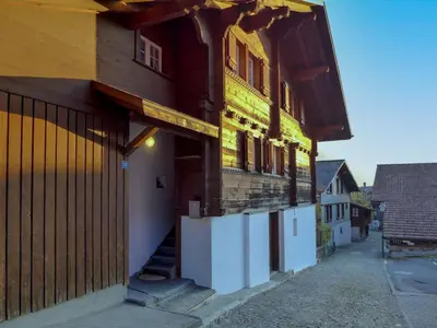 Das Gebäude in dem sich das Ferienhaus befindet