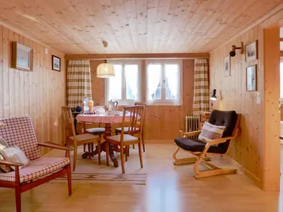 Ein Sitzbereich in der Unterkunft Holiday Home Chalet Esther by Interhome