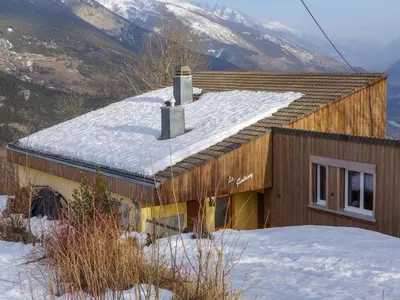 Ein allgemeiner Bergblick oder ein Berglick von des Chalets aus