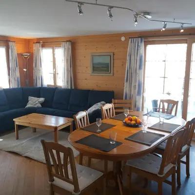 Ein Sitzbereich in der Unterkunft Chalet uf em Stutz 2