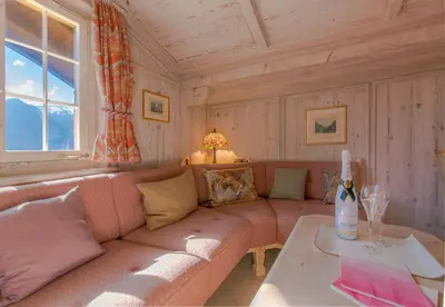 Ein Sitzbereich in der Unterkunft Chalet Irene