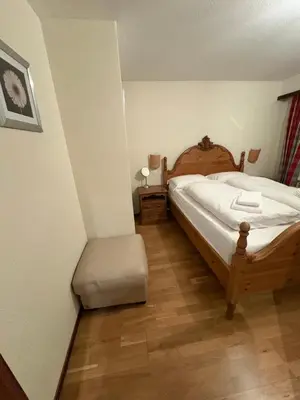 Ein Bett oder Betten in einem Zimmer der Unterkunft Modern Täsch Apartment with Free Parking