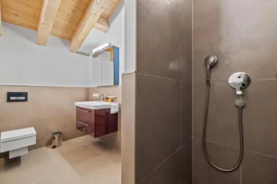 Ein Badezimmer in der Unterkunft Chalet Ibex, à côté de la piste de Veysonnaz