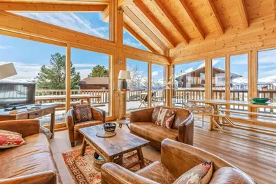Ein Sitzbereich in der Unterkunft Chalet Magrappe, accès direct à la piste des Mayens de Veysonnaz