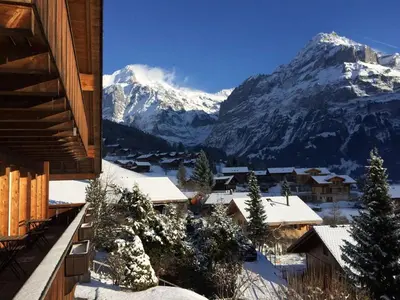 Ein allgemeiner Bergblick oder ein Berglick von des Chalets aus