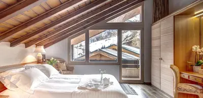 Ein Sitzbereich in der Unterkunft Penthouse Zen Zermatt, 100m from Ski Lift and Piste