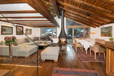 Ein Sitzbereich in der Unterkunft Penthouse Zen Zermatt, 100m from Ski Lift and Piste