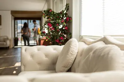 Ein Sitzbereich in der Unterkunft Hotel Beau Rivage