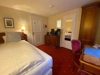 Ein Bett oder Betten in einem Zimmer der Unterkunft Carlton-Europe Vintage Adults Hotel