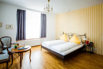 Ein Bett oder Betten in einem Zimmer der Unterkunft Carlton-Europe Vintage Adults Hotel