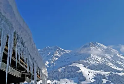 Ein allgemeiner Bergblick oder ein Berglick von des Hotels aus
