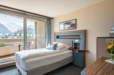 Ein Bett oder Betten in einem Zimmer der Unterkunft Hotel Metropole Interlaken