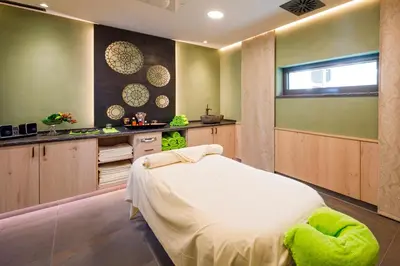 Ein Bett oder Betten in einem Zimmer der Unterkunft Eiger Mürren Swiss Quality Hotel