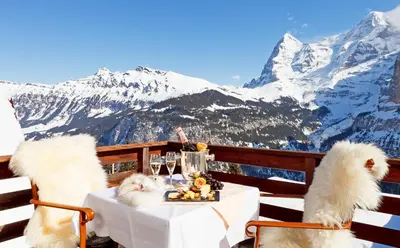Ein allgemeiner Bergblick oder ein Berglick von des Hotels aus