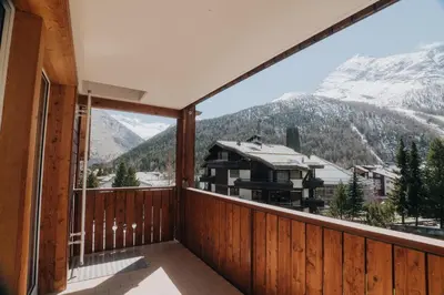Ein allgemeiner Bergblick oder ein Berglick von des Hotels aus