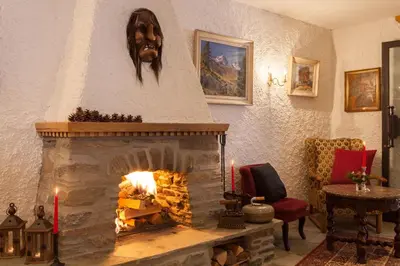 Ein Sitzbereich in der Unterkunft Hotel Walliserhof Zermatt