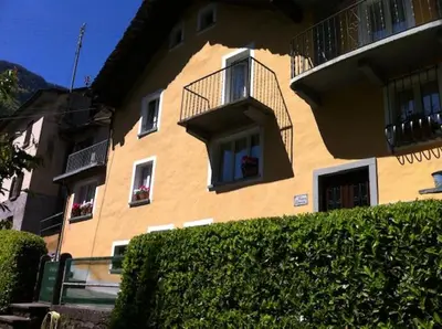 Das Gebäude in dem sich das Ferienhaus befindet