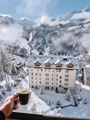Ein allgemeiner Bergblick oder ein Berglick von des Hotels aus