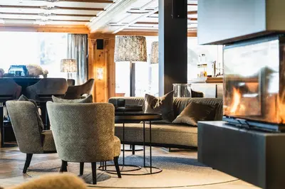 Ein Sitzbereich in der Unterkunft Wellness Hotel Alpenhof
