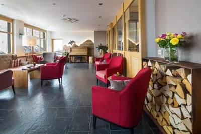 Ein Sitzbereich in der Unterkunft Hotel Edelweiss Superior