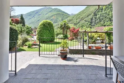 Ein allgemeiner Bergblick oder ein Berglick von des Hotels aus
