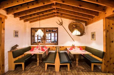 Ein Restaurant oder anderes Speiselokal in der Unterkunft Hotel Brienzerburli