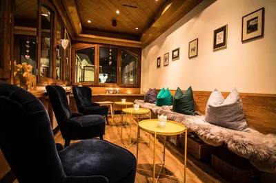 Ein Sitzbereich in der Unterkunft Hotel Bristol